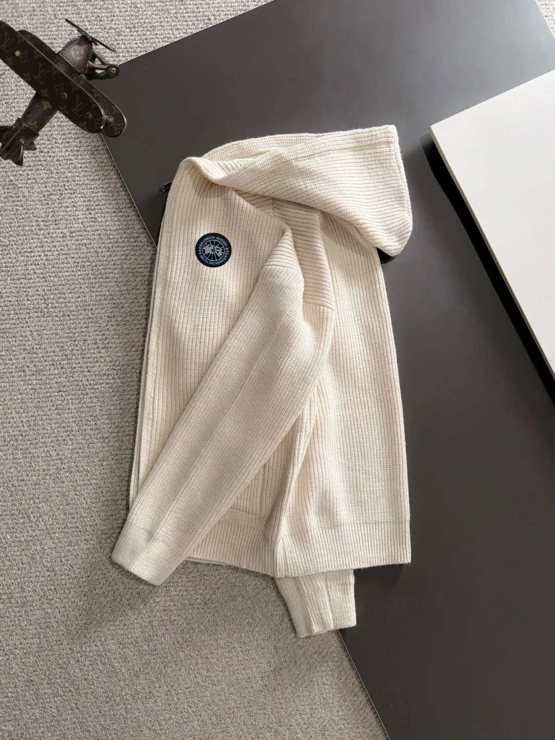 Next day shipment Big Goose high quality 2026 autumn and winter latest sweaters from the official website, on sale at the counter simultaneously Hot Sale! Specially made of wool blended fabric. It feels comfortable and can be directly in contact with the skin. The logo badge is exquisitely embroidered, which is extremely eye-catching! The details highlight the fashionable charm of big brands. Exquisite workmanship. Three-dimensional cutting style. The wearing effect is invincible and handsome! All three standards are complete! Sizes:M-3XL